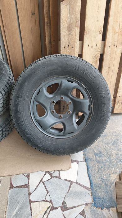 Гуми със джанти 3 броя Toyota Hilux