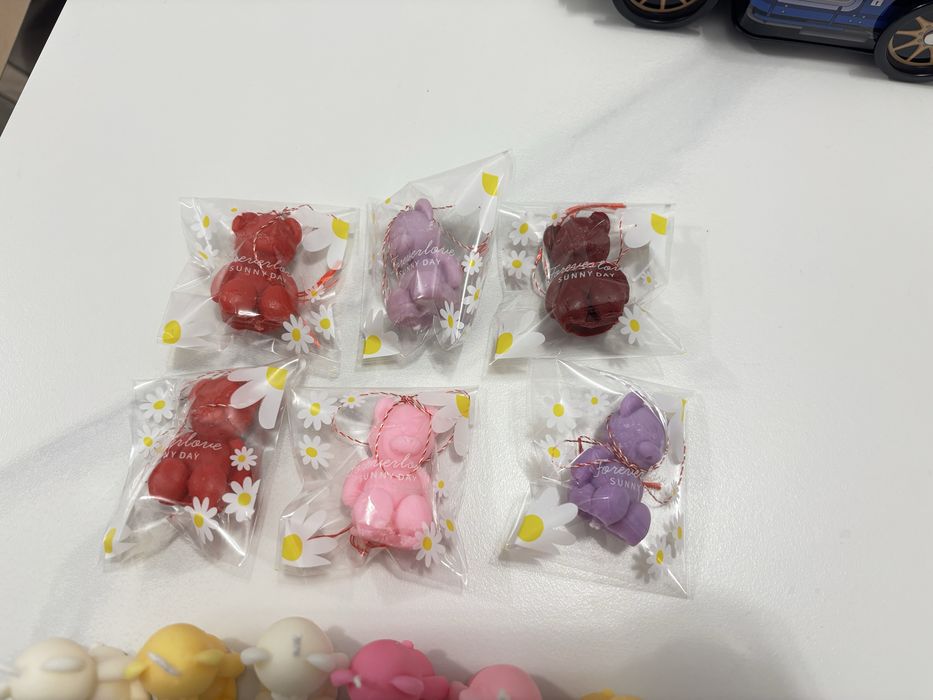 Martisoare din ceara parfumate si colorate. La 10 martisoare primiti 2