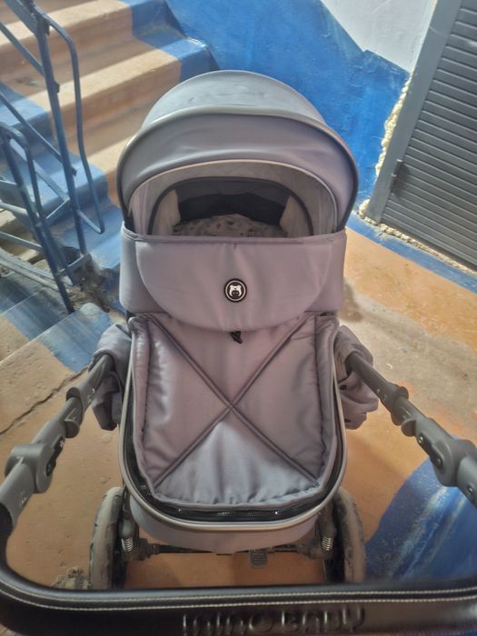 Коляска темно-серого цвета
