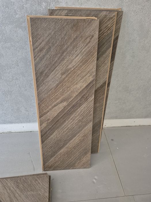 Продаёт ламинат 77кв.