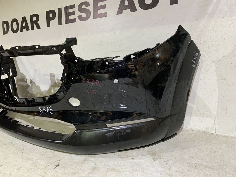 Bara fata Mazda CX30, 2019, 2020, 2021, 2022, 2023, 2024, cod origine OE DFR5-50031, cu gauri pentru senzori de parcare (4). In stare foarte buna.