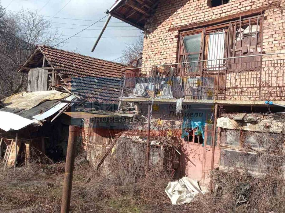 2 къщи с двор 457 м2 в с. Лопян