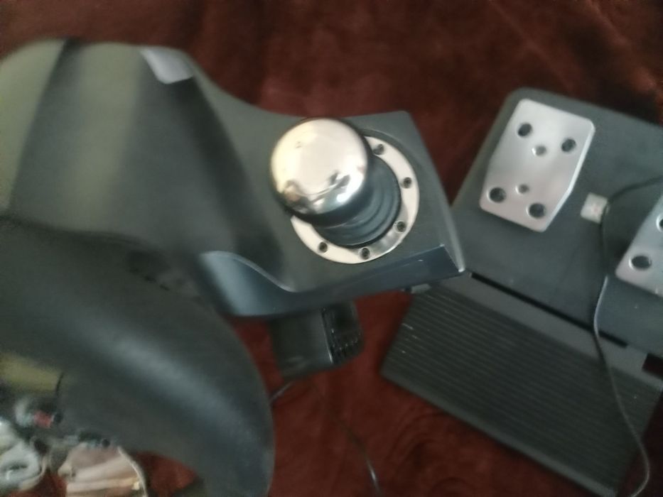 Volan de geming cu pedale schimbător