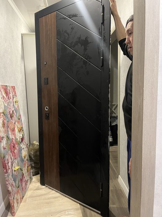 Продам металлическую дверь