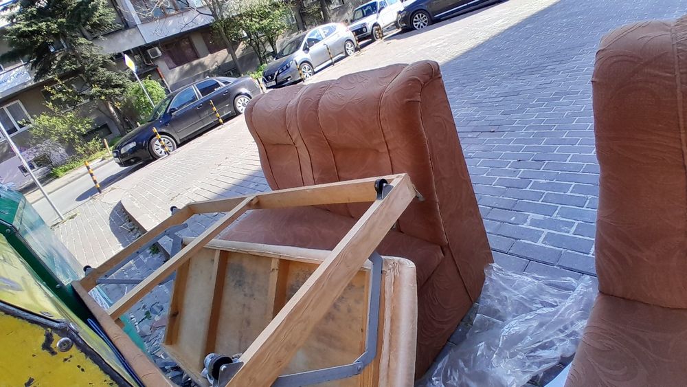 Диванче, сгаваем диван с малко момченце на име: Борис Димов