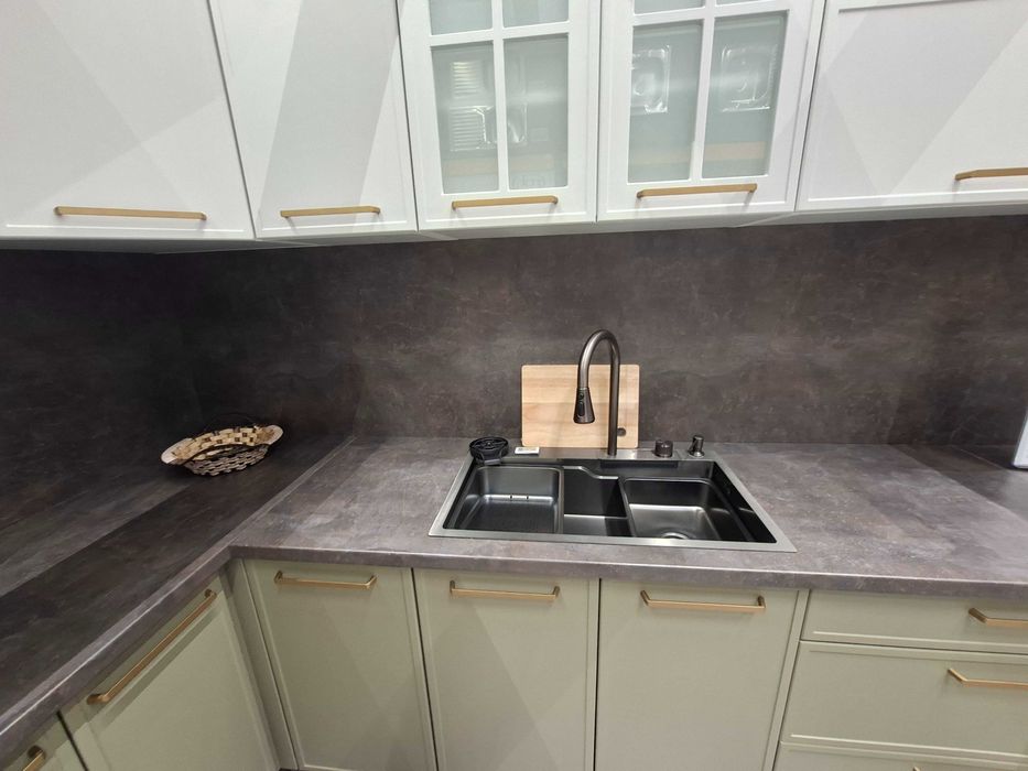 Луксозна кухненска мивка с водопаден смесител – пълен комплект  80x45 см)