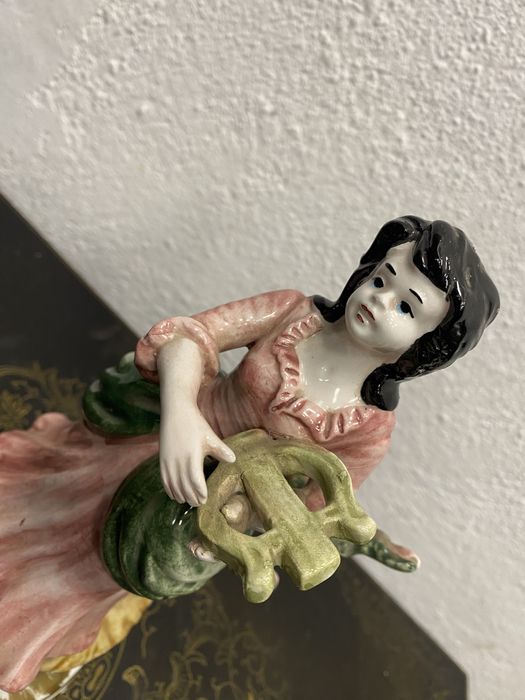 Италианска фигура от порцелан басано
