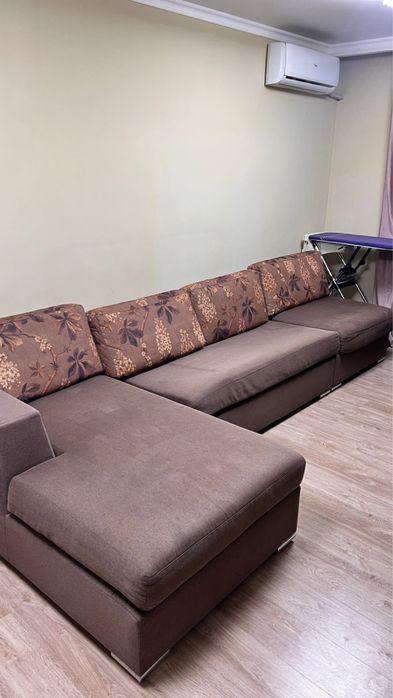 Диван-кровать  коричневый цвет.