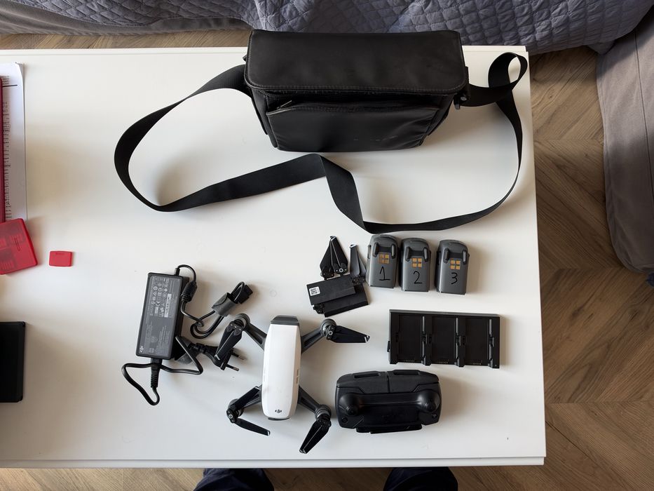 Dronă DJI Spark Pachet Complet + Telecomandă, Geantă, Hub Încărcare și 3 Acumulatori (Defecți/Pentru piese)