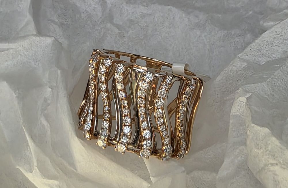 Шикарное золотое кольцо Rafael