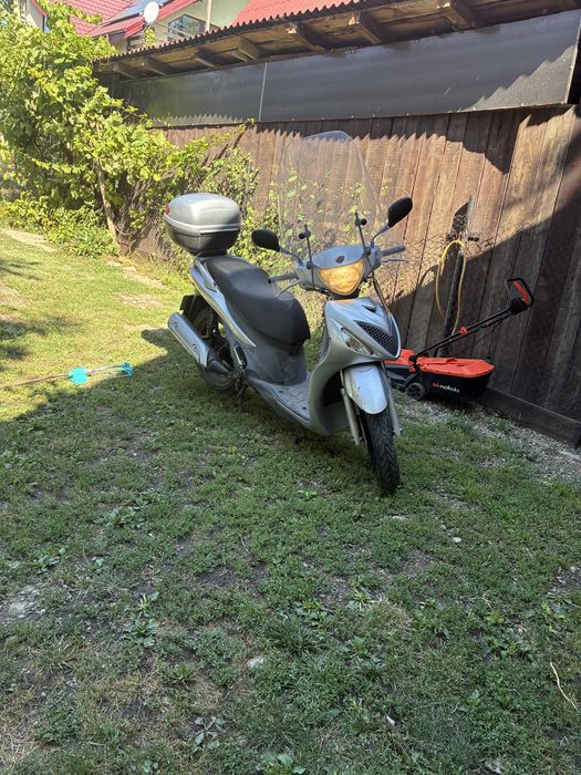 Vand scuter Suzuki Sixteen 150 cc foarte util pentru deplasari in traficul din oras