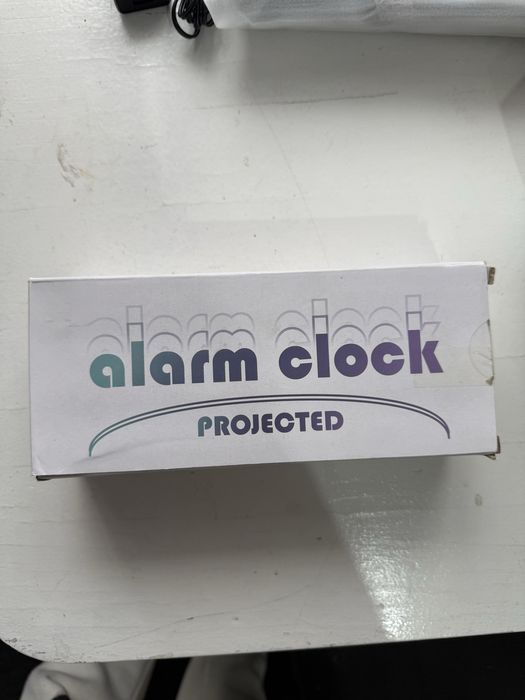 Ceas cu alarma, radio si proiectie