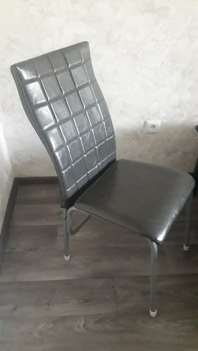Три стула новые! Цвет серый.