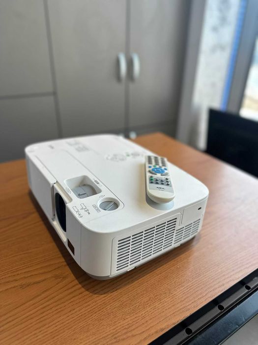 Videoproiector refurbished NEC NP-P350W 1280 x800  3500 lumeni 550 ore
