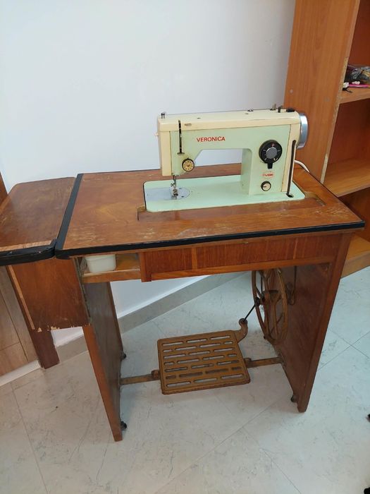 Mașină de cusut Veronica vintage, cu pedală și mobilier – 150 lei