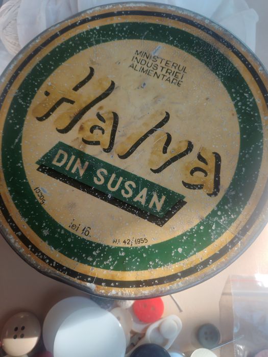 Vind geanta foarte veche ani 50 vitrege nasturi vechi o cutie de halva plina anii 50 mai multe relatii la tel