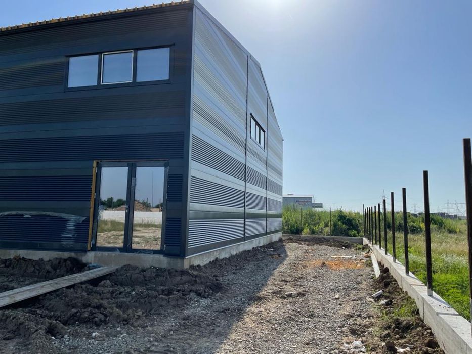 Vand Hala Metalica cu panouri sandwich completa