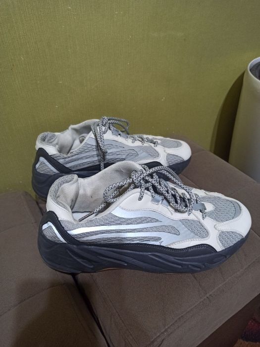 Высокие кроссовки Джордан и Adidas yeezy