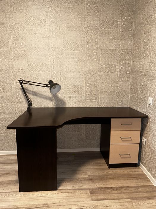 Продам стол в хорошем состоянии .