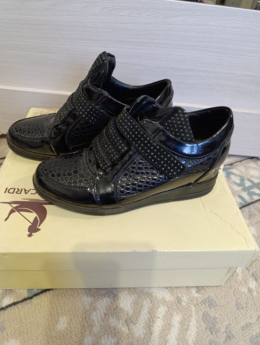 Продам ботинки женские