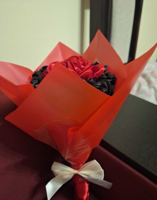 Букет вечни рози черно и червено