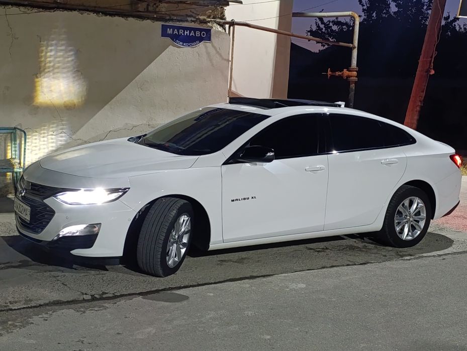 Chevrolet Malibu XL.
