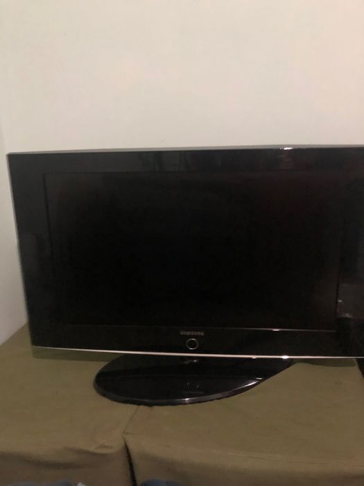 Телевизор «Самсунг» диагональ 32 дюйма LCD TV