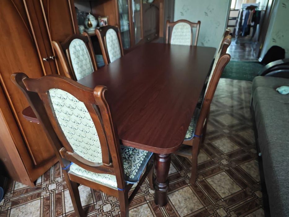 Продам стол со стульями в отличном состоянии