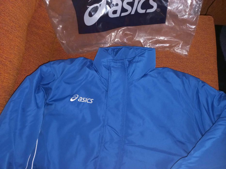 Продавам ново оригинално  мъжко яке Assics