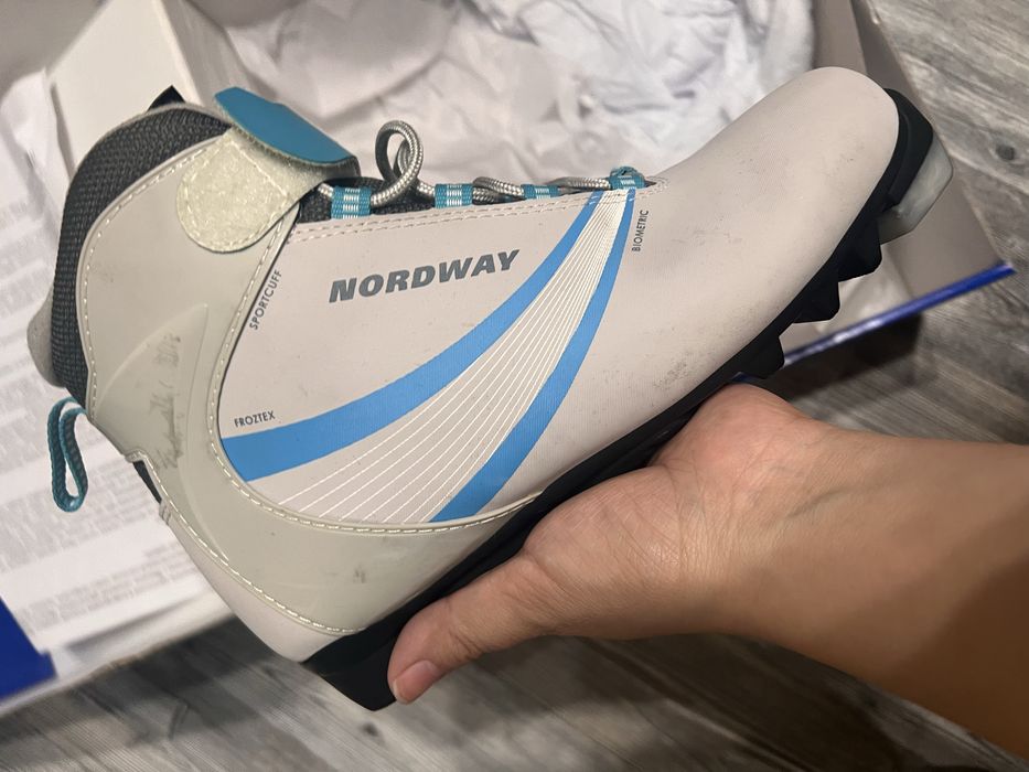 Продам лыжные ботинки