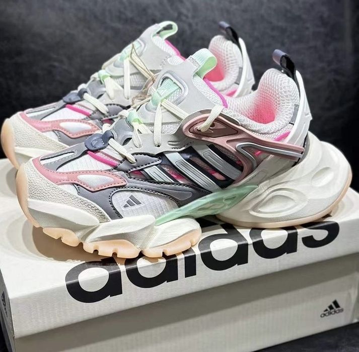 Продавам нови дамски маратонки с кутия  Adidas XLG Runner Deluxe