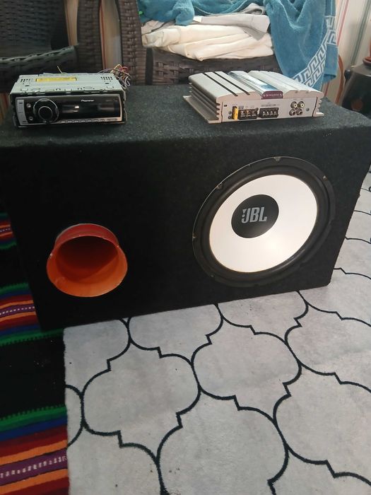 Музика за кола бас каса със стапало и сд плеар JBL