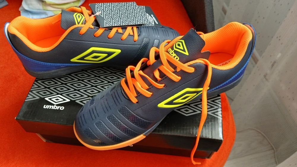 Vand ghete de fotbal UMBRO NOI marimea 38( 24 cm)