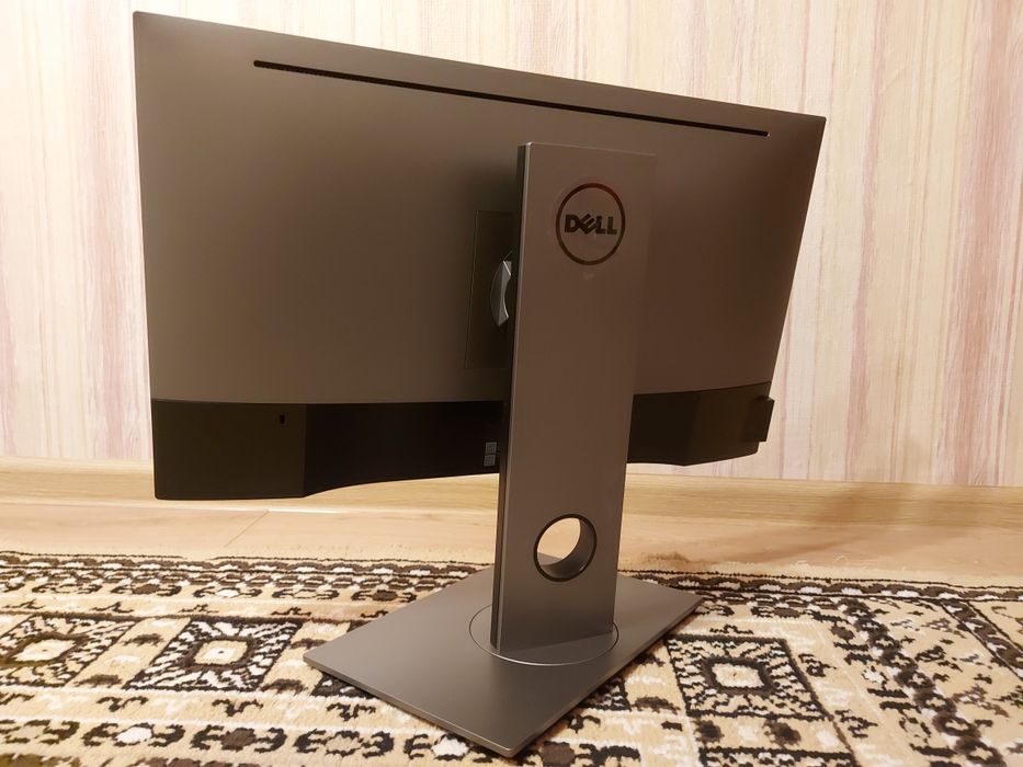 Монитор Dell
Ultrasharp U2520D