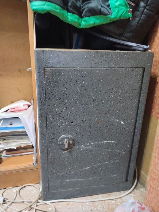 Срочно продам металлический сейф