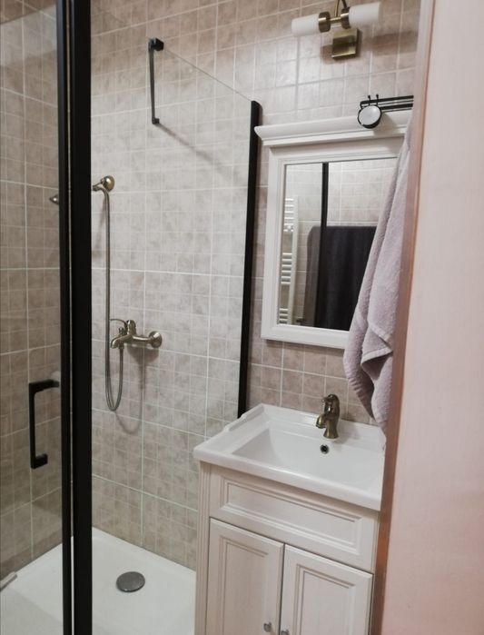 Inchiriez ap 2 camere bloc tip vila Tractorul