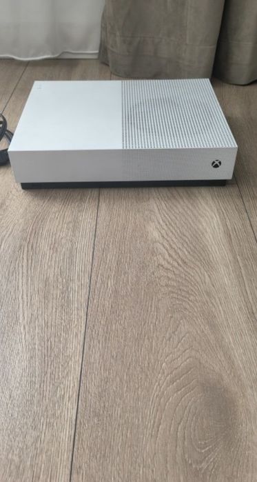 Vând Xbox one s 1 tb