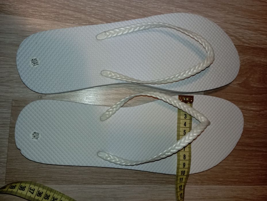 Papuci albi noi femei