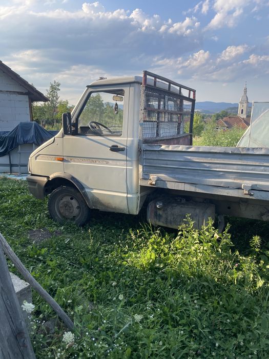 Vand camioneta Iveco3,5 tone,an 1997,2,5 td ,axa dubla,inmatriculata(sau dezmenbrez)basculare pe cutie pret 2000 euro