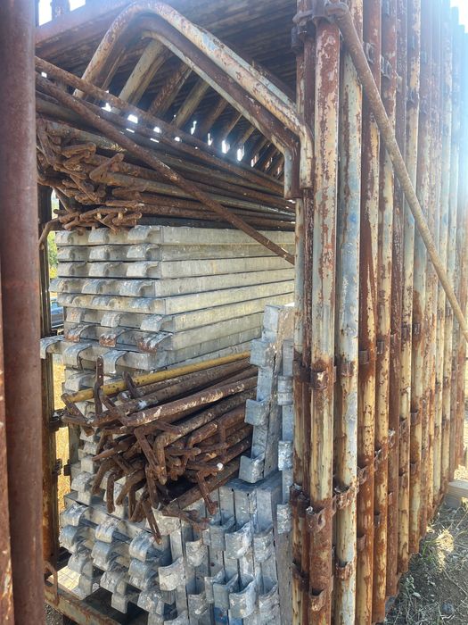 Скеле 300кв +стойки за него 2по 150кв