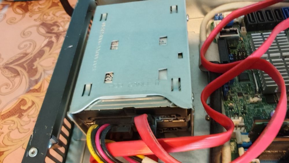 Server Supermicro CSE-512 64 gb ram