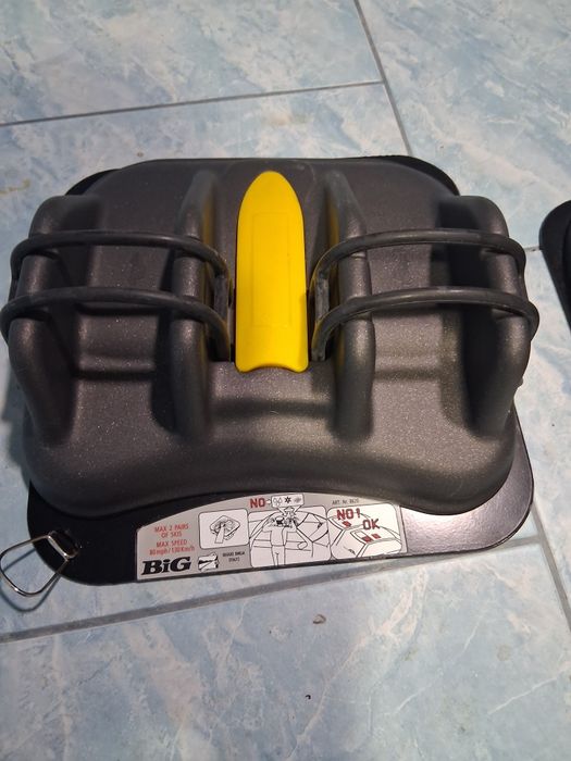 Vand suport magnetici pentru două  perechi de schiuri