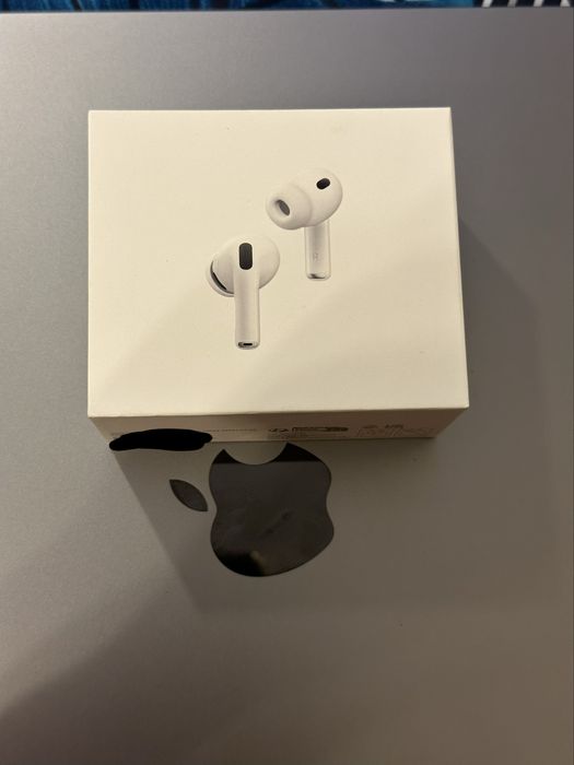 Apple AirPods Pro 3 - почти чисто нови