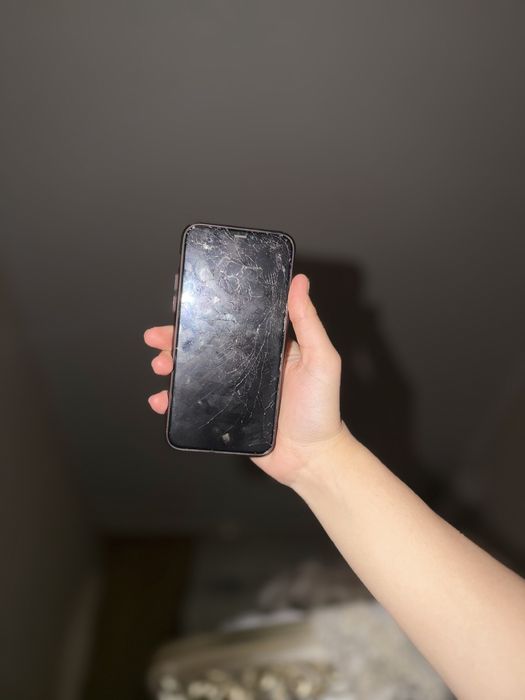 11 про 64гб сотилади