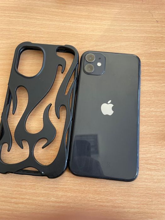 Vand iphone 11 telefonu ince este în garanție