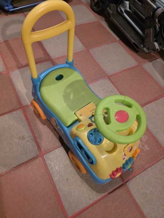 Masinuta ride-on pentru bebei cu bara premergator