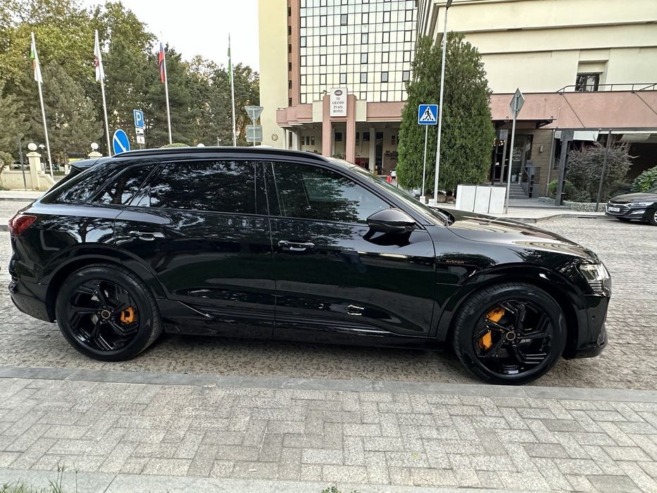 Продам или обменяю Audi E-tron quattro. В идеальном состоянии.