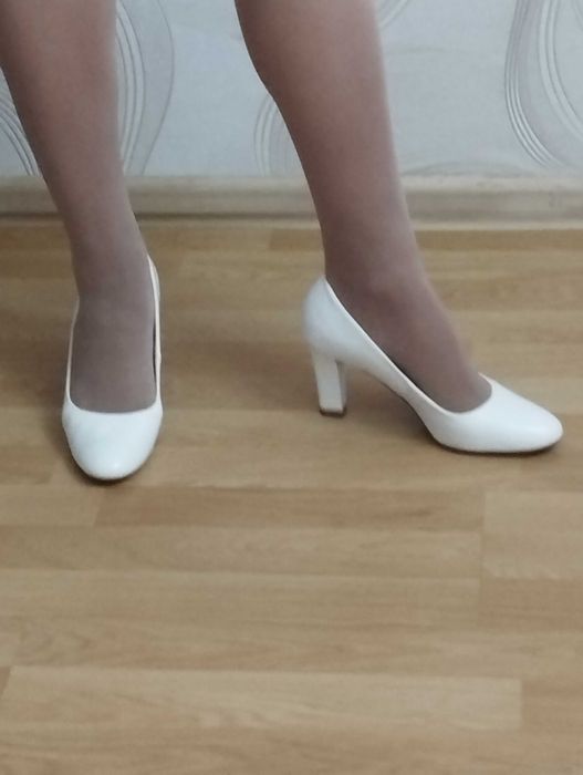 Продам белые удобные туфли
