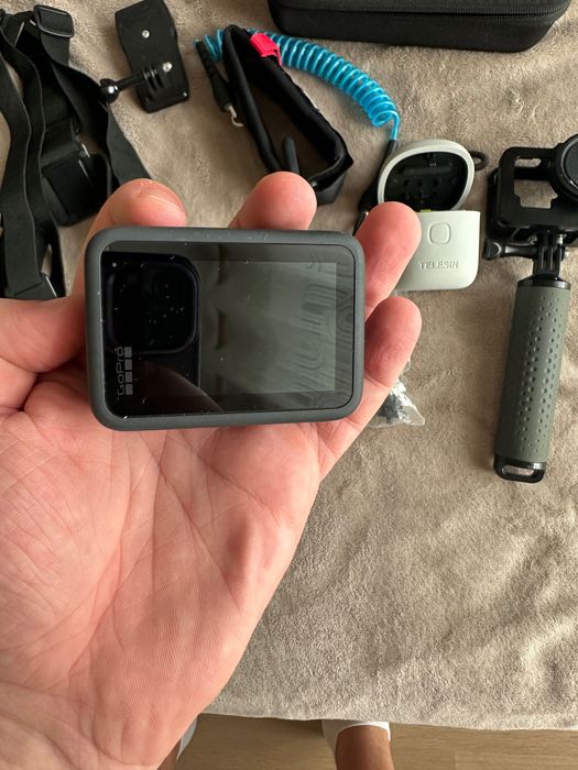 GoPro 9 black с допълнителни батерии и аксесоари.