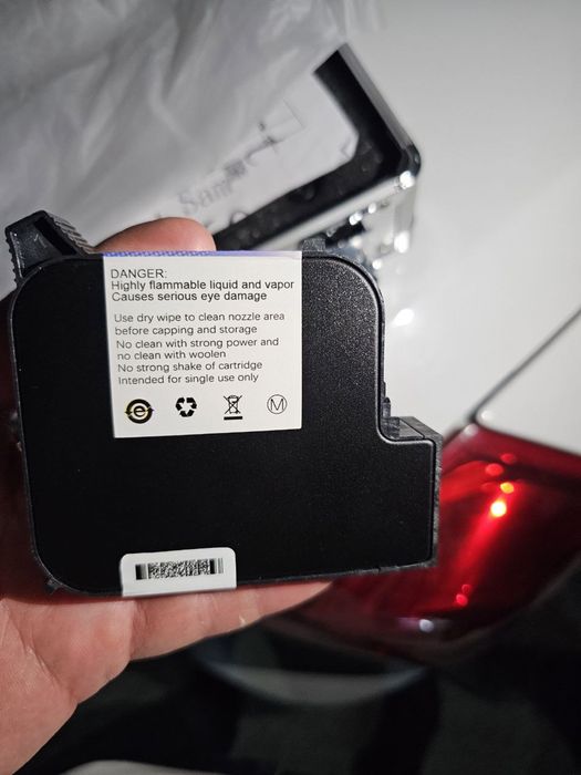 Принтер ручной. Имеется чёрная и белая краска.